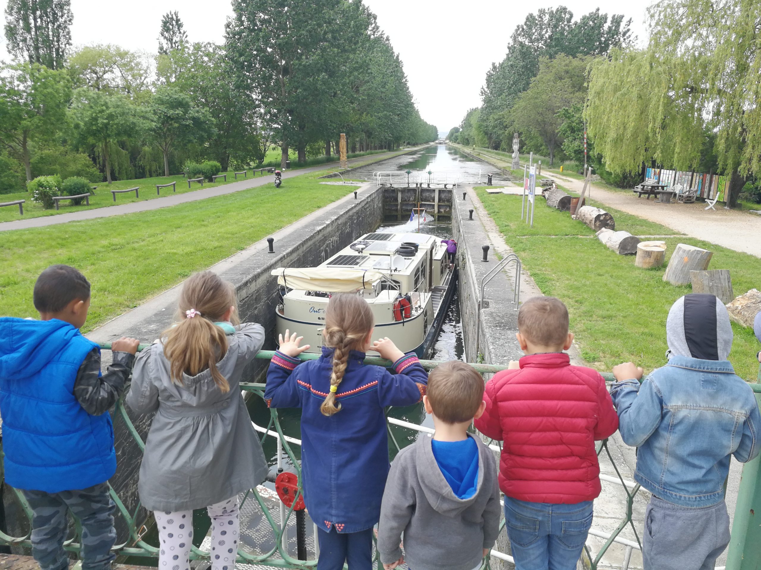 photo d'enfants découvrant les principes d'une écluse