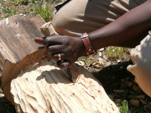 Mains de sculpteur Amar Gueye